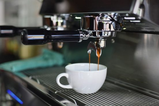 Lav kaffe med industri kaffemaskiner